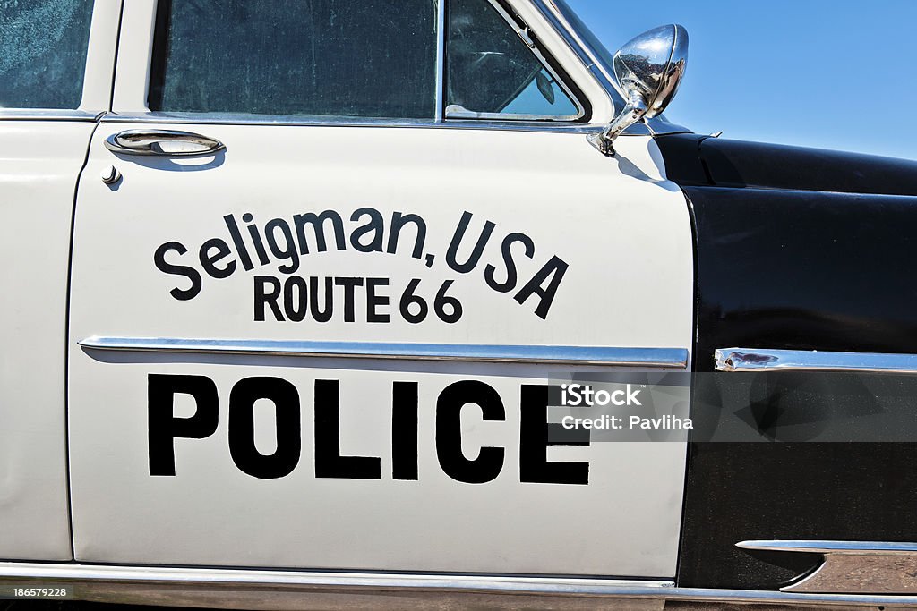 Route 66 Schild auf Polizei Auto in Seligman, Arizona, USA - Lizenzfrei Fernverkehr Stock-Foto