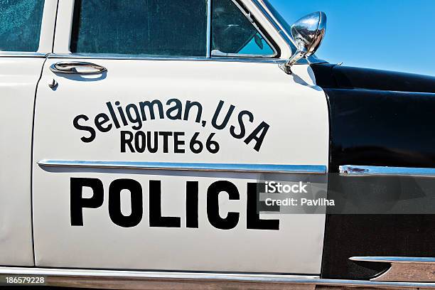 Route 66 Schild Auf Polizei Auto In Seligman Arizona Usa Stockfoto und mehr Bilder von Fernverkehr