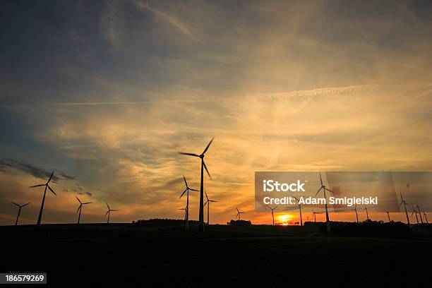 Foto de Poder Gerar Moinhos De Vento e mais fotos de stock de Agricultura - Agricultura, Amarelo, Amuado