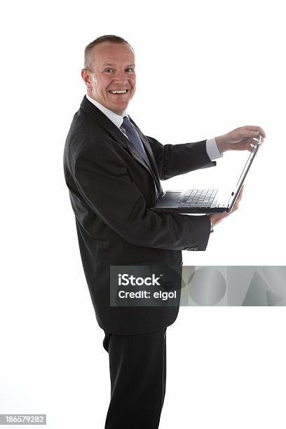 Glücklich Geschäftsmann Arbeiten Mit Laptop Stockfoto und mehr Bilder von Anzug - Anzug, Arbeiten, Berufliche Beschäftigung