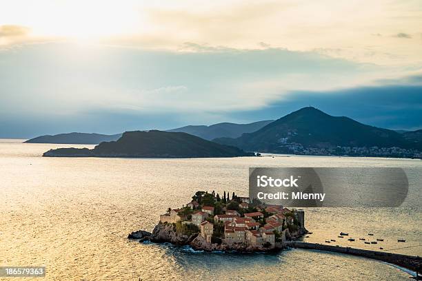 Sveti Stefan Pôr Do Sol No Montenegro - Fotografias de stock e mais imagens de Anoitecer - Anoitecer, Ao Ar Livre, Arcaico