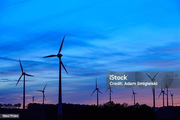 Generación De Molinos De Viento Foto de stock y más banco de imágenes de Aerogenerador - Aerogenerador, Azul marino, Noche