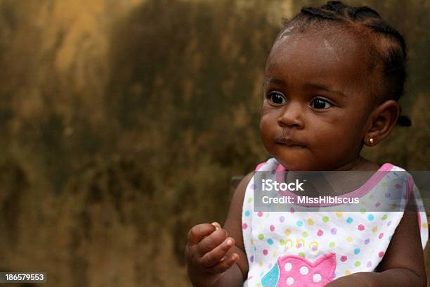 Africano Bebé - Fotografias de stock e mais imagens de 12-15 Meses - 12-15 Meses, Bebé, Bebés Meninas