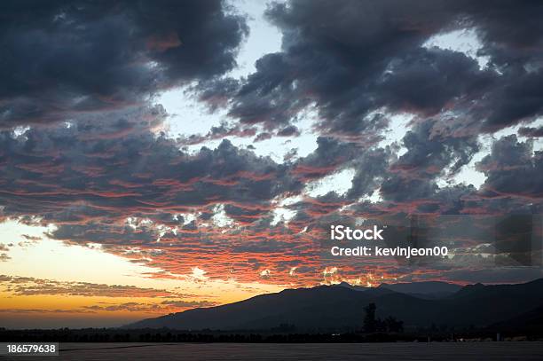 Panorâmica Colorido Pôr Do Sol - Fotografias de stock e mais imagens de Amanhecer - Amanhecer, Ao Ar Livre, Azul