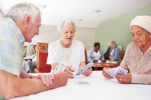 divertimento al pensionamento casa - rummy foto e immagini stock