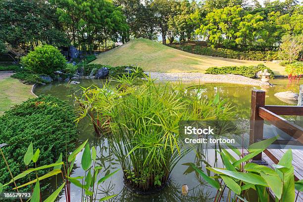 Stagno Di Acqua E Paesaggio Nel Giardino Giapponese - Fotografie stock e altre immagini di Accordo d'intesa