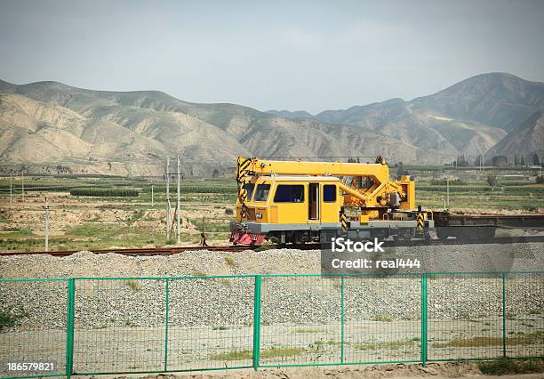 Guindaste - Fotografias de stock e mais imagens de Abastecer - Abastecer, Amarelo, Construção de Estrada