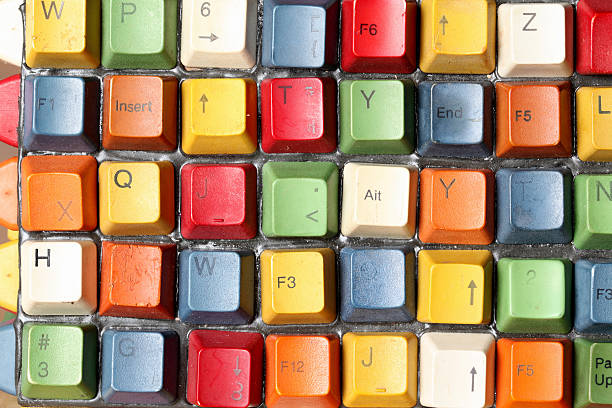 antigo colorido teclado do computador - computer key old fashioned retro revival alphabet imagens e fotografias de stock