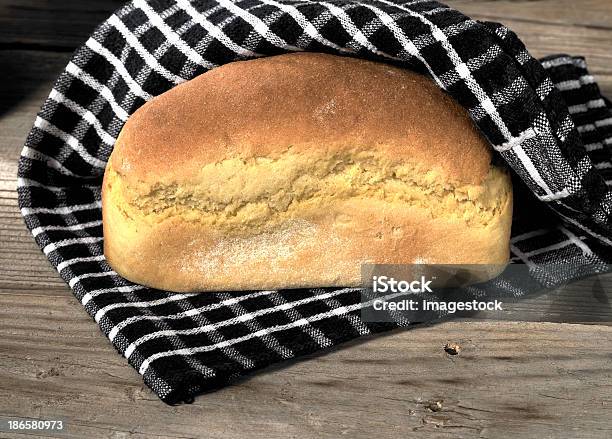 Brotlaib Auf Holz Oberfläche Stockfoto und mehr Bilder von Ansicht aus erhöhter Perspektive - Ansicht aus erhöhter Perspektive, Ausgedörrt, Brotlaib