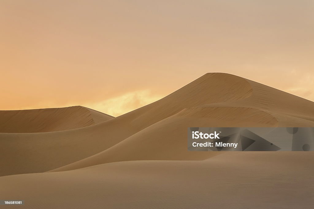 Scène coucher de soleil sur les Dunes de sable du désert - Photo de Arabie Saoudite libre de droits