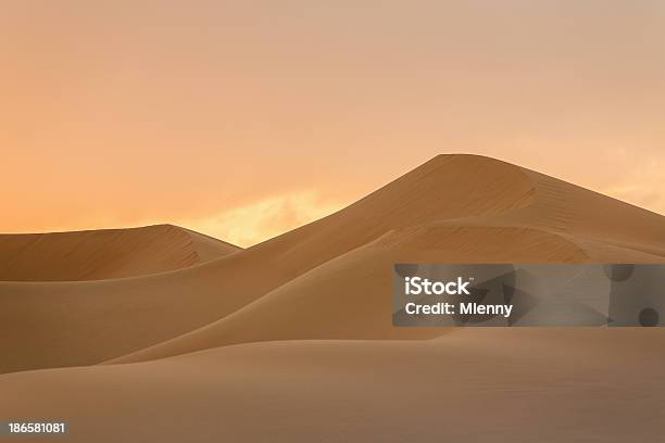 Photo libre de droit de Scène Coucher De Soleil Sur Les Dunes De Sable Du Désert banque d'images et plus d'images libres de droit de Arabie Saoudite