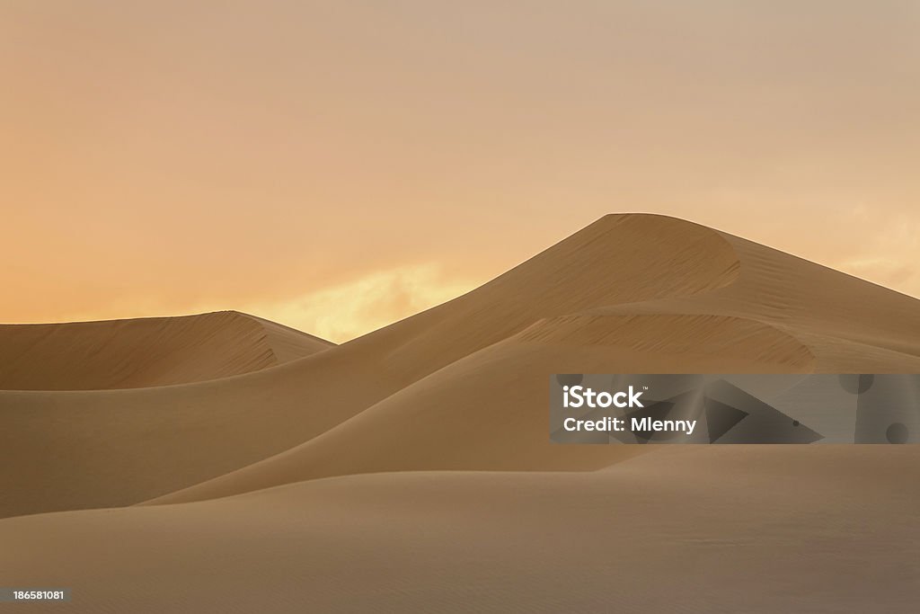 Scena di Dune di sabbia del deserto tramonto - Foto stock royalty-free di Ambientazione esterna