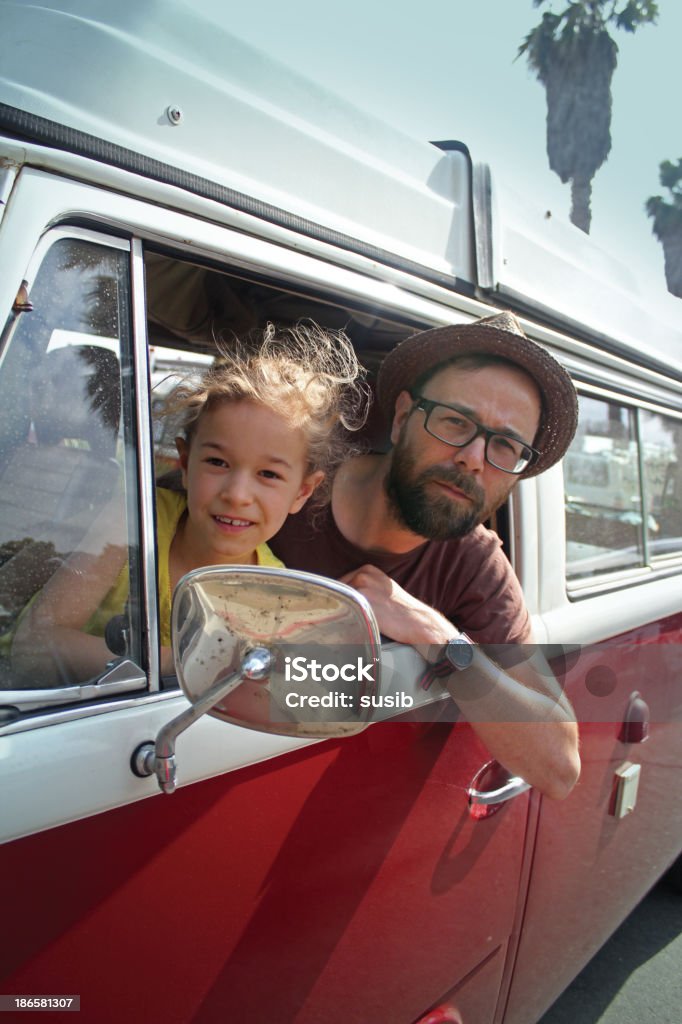 Père et fille vintage van sur road trip - Photo de Famille libre de droits