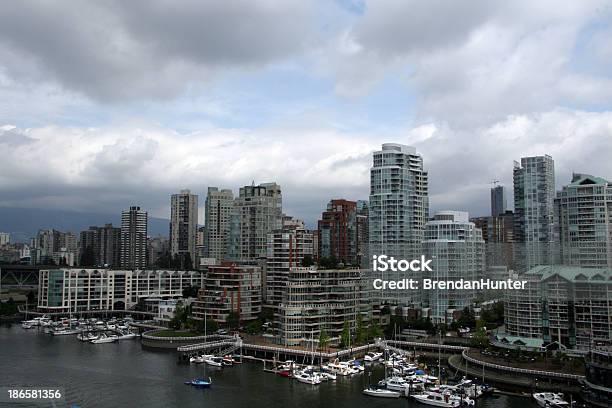 Foto de Centro Da Cidade De Vancouver e mais fotos de stock de Apartamento - Apartamento, Atracado, Azul