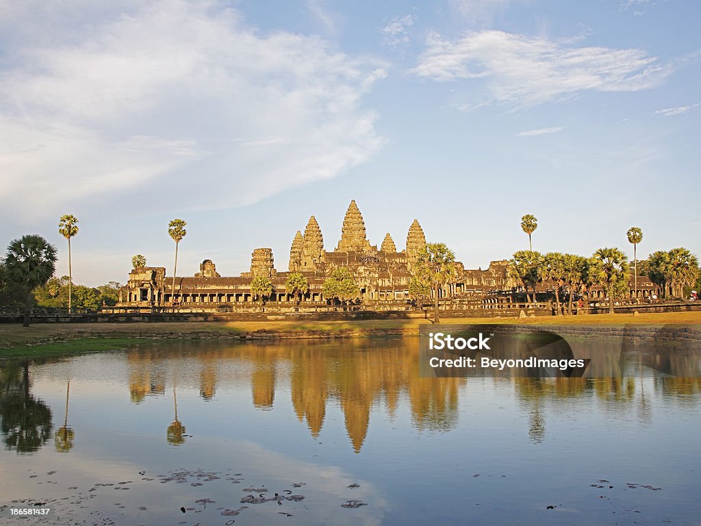 Ao pôr do sol em Angkor Wat com açafrão - Foto de stock de Angkor royalty-free