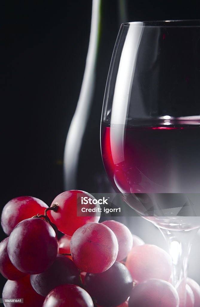 Winogrono i szkła z czerwonego wina - Zbiór zdjęć royalty-free (Alkohol - napój)