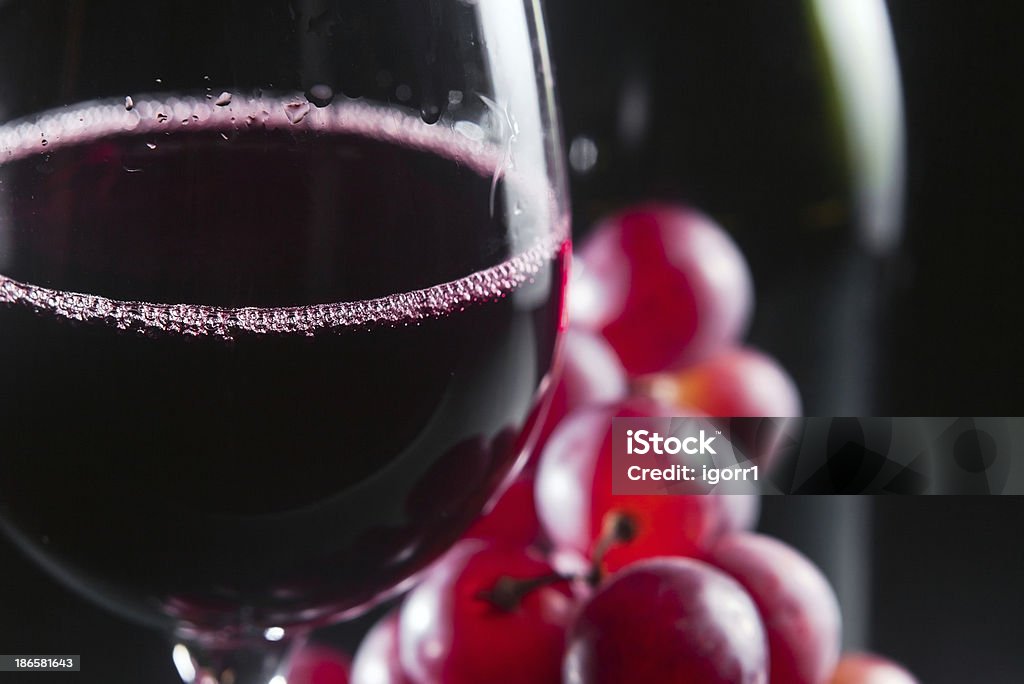 Traube und Glas mit Rotwein - Lizenzfrei Alkoholisches Getränk Stock-Foto