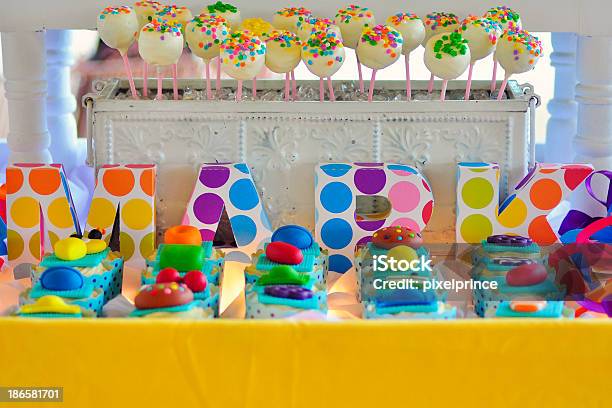 Retirada dueña superstición Candy Crush Cumpleaños Decors Y Sabrosos Cupcakes Foto de stock y más banco  de imágenes de Alegre - Alegre, Alegría, Alimento - iStock
