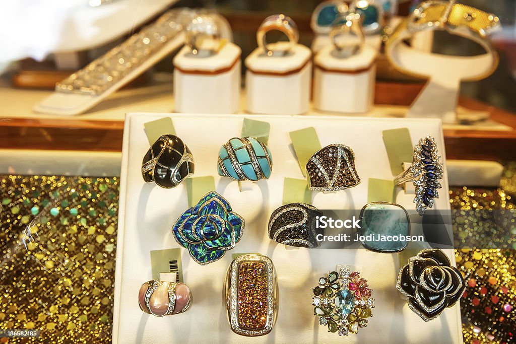 Handel detaliczny: Okno wyświetlania biżuteria, bransoletki i pierścienie - Zbiór zdjęć royalty-free (Biżuteria)