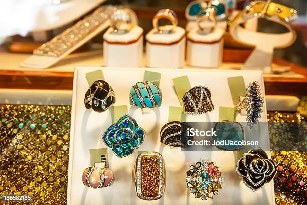 Handel Detaliczny Okno Wyświetlania Biżuteria Bransoletki I Pierścienie - zdjęcia stockowe i więcej obrazów Biżuteria