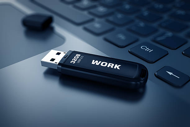 nowoczesne dysk flash usb na klawiaturę laptopa - computer key flash zdjęcia i obrazy z banku zdjęć