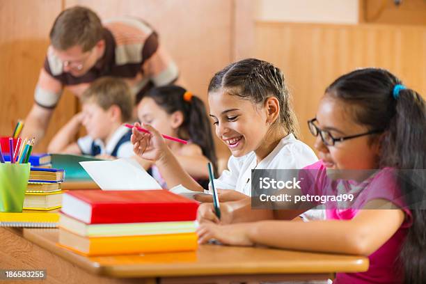 Porträt Der Glückliche Schüler Im Unterricht Stockfoto und mehr Bilder von Akademisches Lernen - Akademisches Lernen, Ausbilder, Bildung