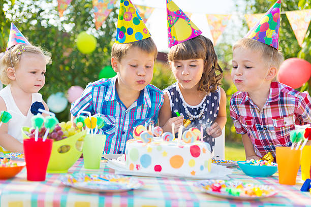 吹くキャンドルのお子様のバースデーケーキ - birthday family party cake ストックフォトと画像