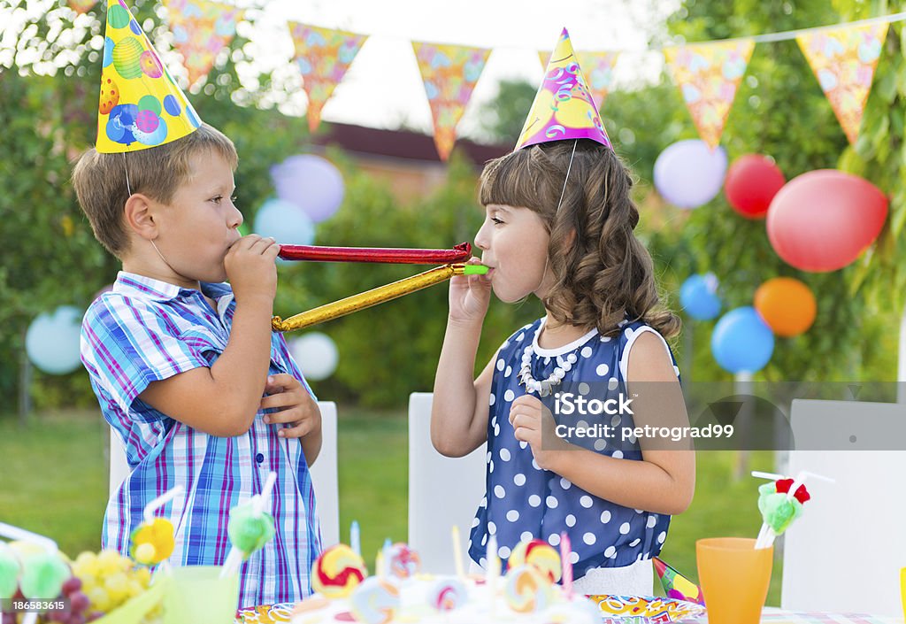 Bambini felici alla festa di compleanno con divertente - Foto stock royalty-free di Allegro