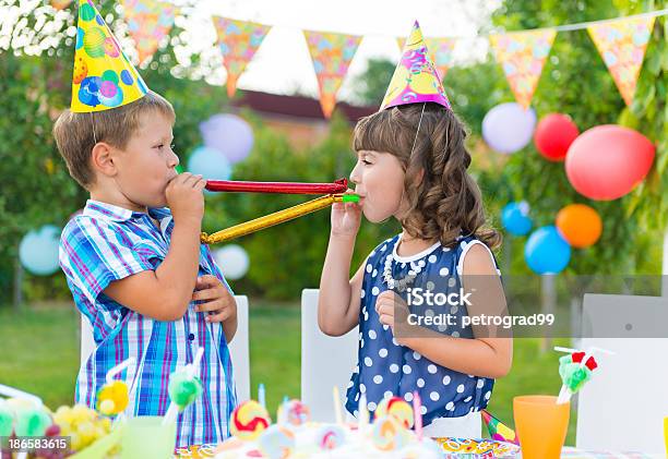 Bambini Felici Alla Festa Di Compleanno Con Divertente - Fotografie stock e altre immagini di Allegro