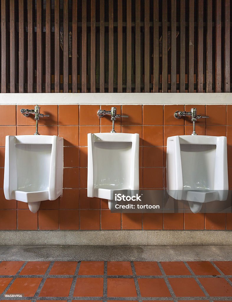 Drei Pissoir in Öffentliche Toilette - Lizenzfrei Badewanne Stock-Foto