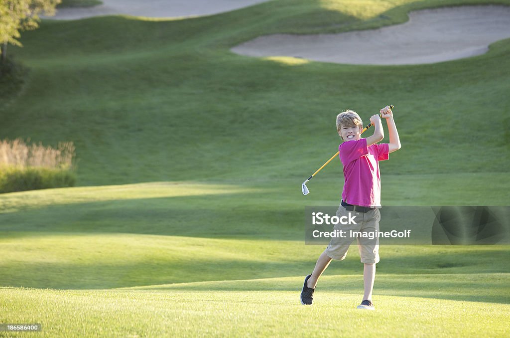 Junior de golf sur le Fairway - Photo de Golf libre de droits