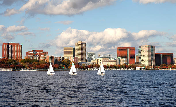 парусный спорт на реку чарльз - boston charles river city skyline стоковые фото и изображения