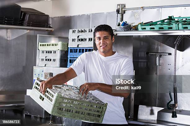 Restaurant Arbeiter In Der Küche Stockfoto und mehr Bilder von Mindestlohn - Mindestlohn, Restaurant, Berufliche Beschäftigung