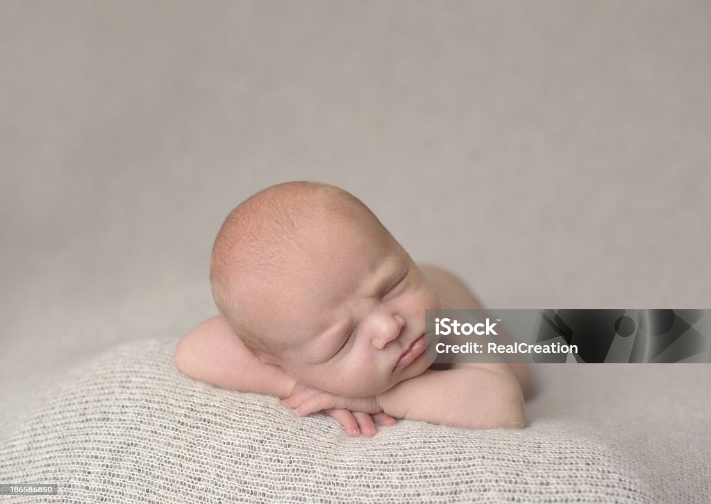 Schlafen neugeborene Jungen - Lizenzfrei Auf dem Bauch liegen Stock-Foto