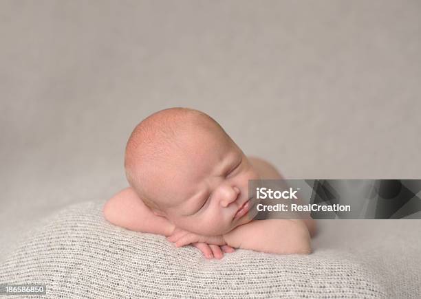 Niño Recién Nacido Durmiendo Foto de stock y más banco de imágenes de Acostado - Acostado, Acostado boca abajo, Bebé