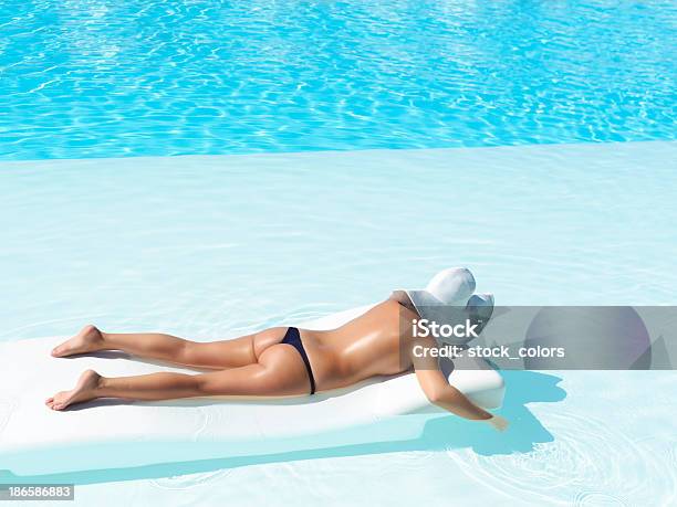 Foto de Relaxe E Se Bronzear e mais fotos de stock de Deitar - Deitar, Mulheres, Piscina