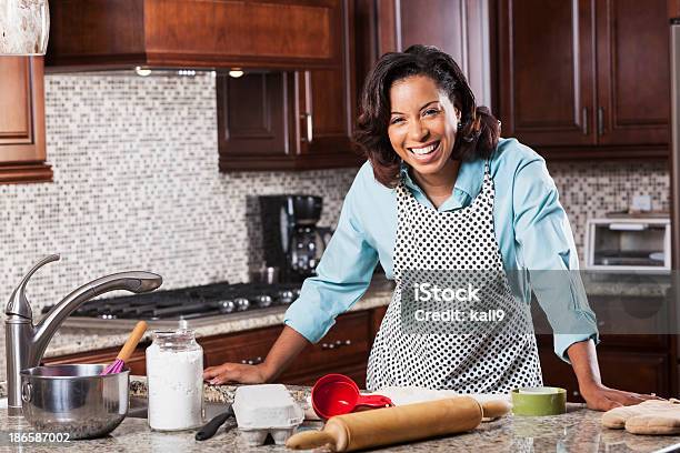 Afrikanische Amerikanische Frau In Der Küche Stockfoto und mehr Bilder von Küche - Küche, Eine Frau allein, Frauen