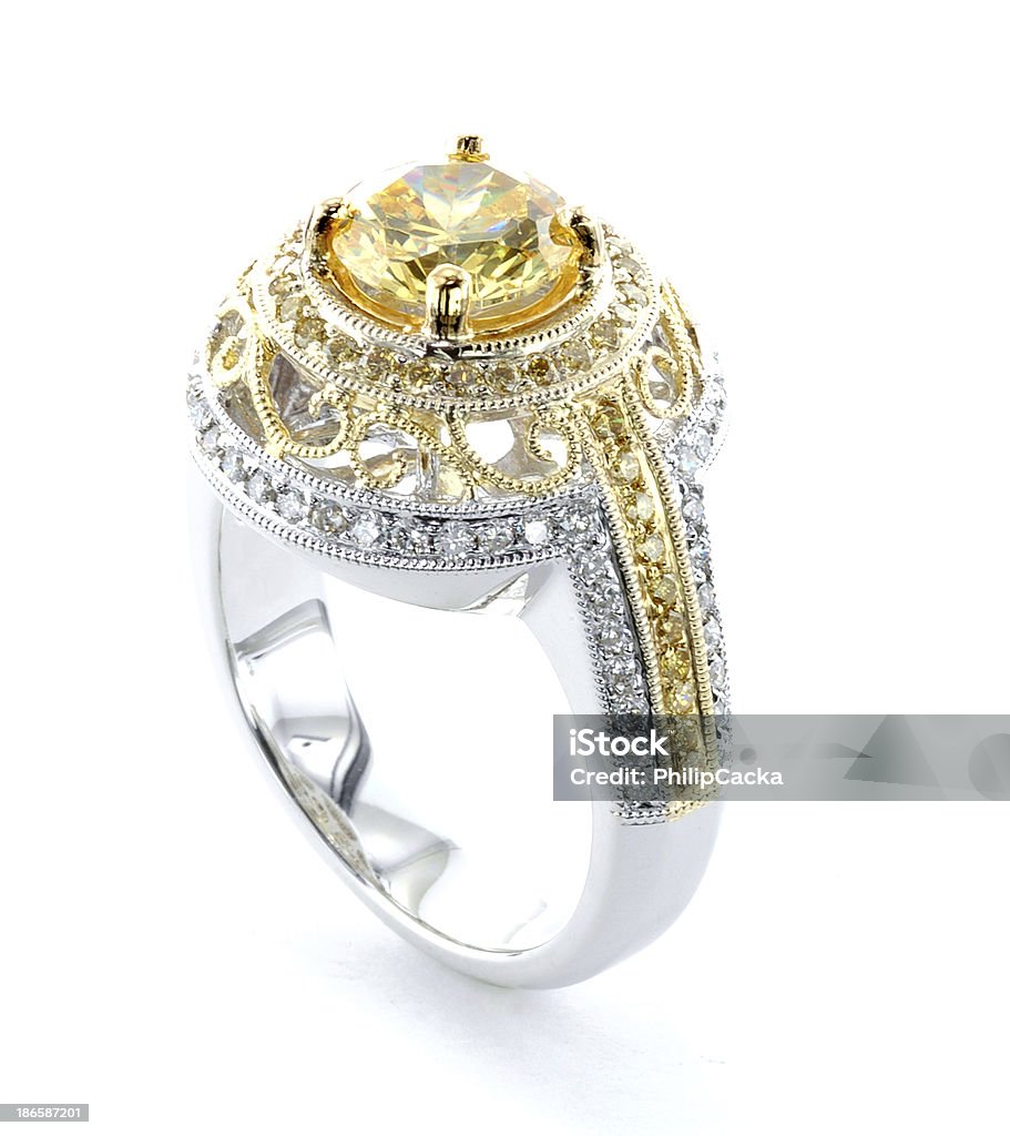 Frau im gelben Diamond und Gold Wedding Ring - Lizenzfrei Diamant Stock-Foto