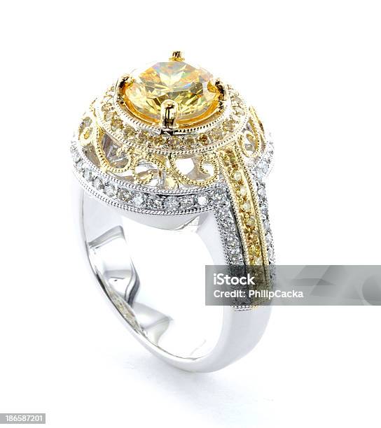 Женщина В Желтый Бриллиант И Золото Обручальное Кольцо — стоковые фотографии и другие картинки Алмаз