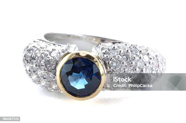 Kobietas Diamond I Szafir I Złoty Pierścień - zdjęcia stockowe i więcej obrazów Biżuteria - Biżuteria, Błyszczący, Diament