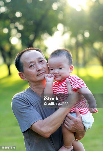 Famiglia Felice - Fotografie stock e altre immagini di 6-11 Mesi - 6-11 Mesi, 60-69 anni, Accudire