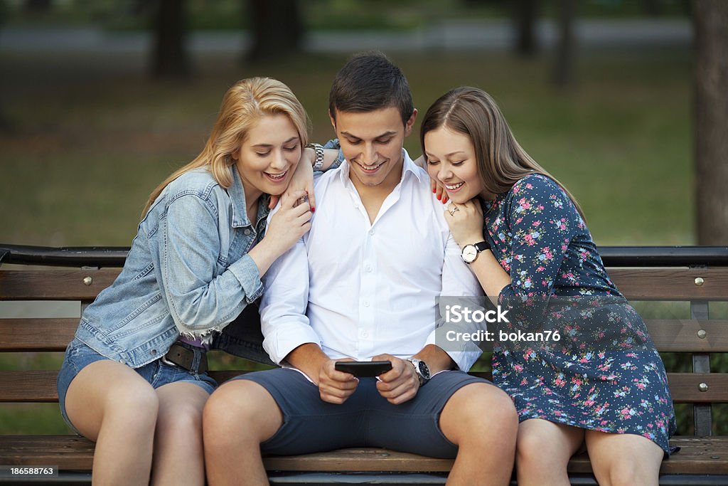 Amigos usando smartphone - Foto de stock de 18-19 Anos royalty-free