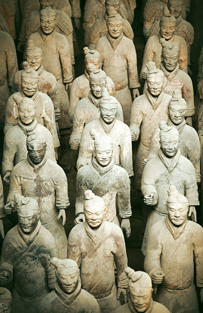 guerrieri di terracotta - terracotta soldiers chinese ethnicity warrior xian foto e immagini stock