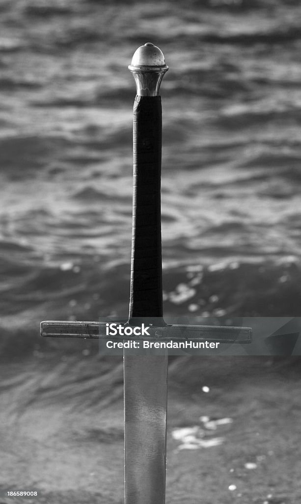Bianco e nero bagnato spada - Foto stock royalty-free di Abbandonato