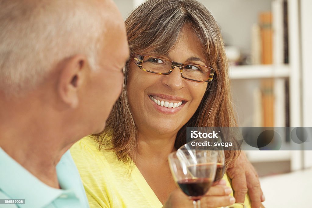 Sênior casal bebendo vinho em casa - Foto de stock de 60-64 anos royalty-free
