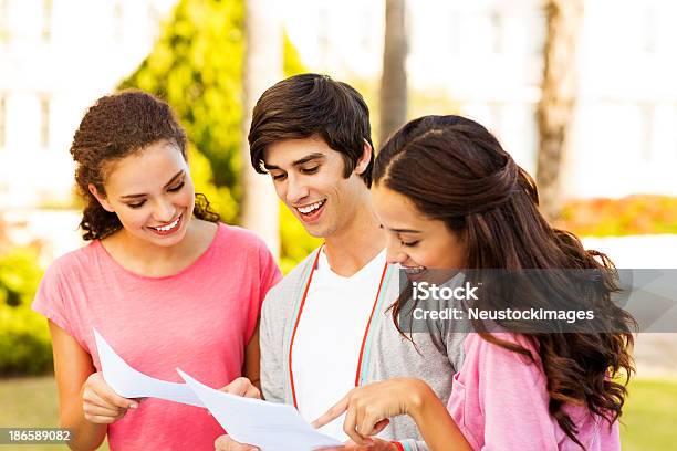 Studenti Felici Guardando I Risultati Dei Test Nel Campus - Fotografie stock e altre immagini di Sorridere