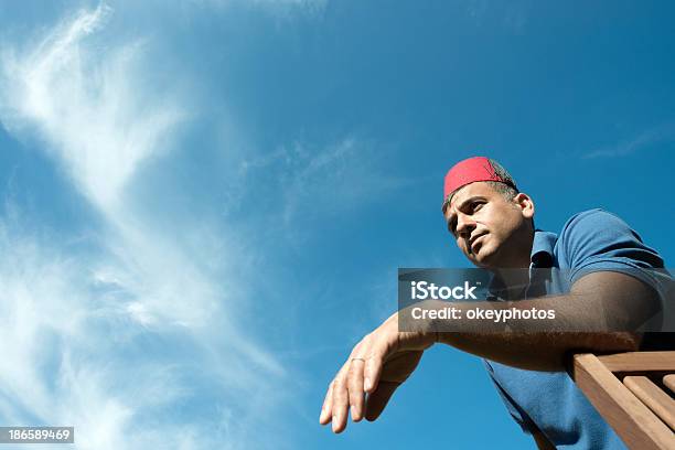 Foto de Homem Usando Um Fez Turco e mais fotos de stock de Cadeira - Cadeira, Face Humana, Homens