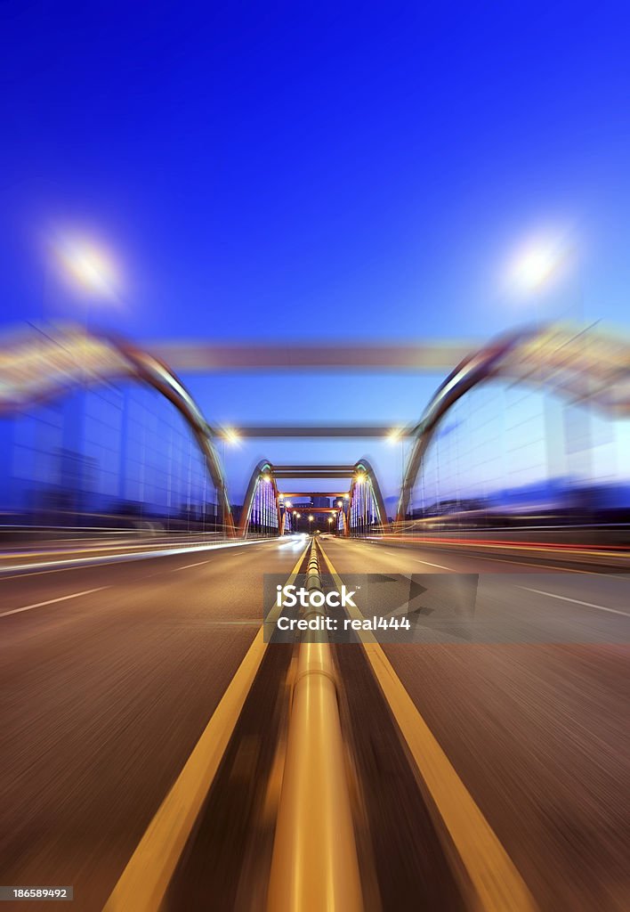 Красный Мост Арки - Стоковые фото Автомобиль роялти-фри
