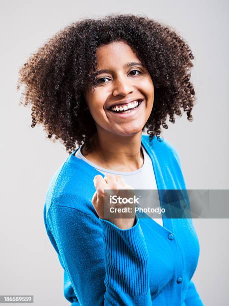 Glückliche Frau Stockfoto und mehr Bilder von Afrikanischer Abstammung - Afrikanischer Abstammung, Afro-Frisur, Afro-amerikanischer Herkunft