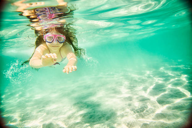 istock Little girl swimming underwater 186589691